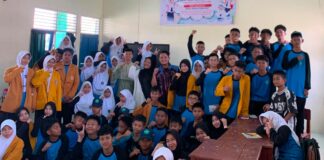 Mahasiswa UMS Motivasi Siswa SMP Muhammadiyah Kotabaru