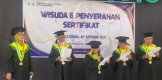 Lansia 74 Tahun Lulus ESA, Semangat Belajar Menginspirasi