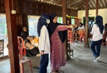 Mahasiswa Fisioterapis UMS Edukasi Cegah Nyeri Punggung Lansia