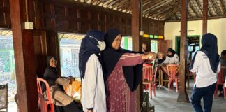 Mahasiswa Fisioterapis UMS Edukasi Cegah Nyeri Punggung Lansia