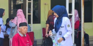 Mahasiswa Profesi Fisioterapis UMS Skrining Keseimbangan Lansia Cegah Risiko Jatuh