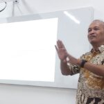AI Hasilkan Karya Jurnalistik Bagus Jika dalam Kendali Wartawan Teduh Dirgahayu saat menyampaikan materi pada Workshop 'Pemanfaatan Artificial Intelligence (AI) dalam Proses Kerja Jurnalistik' di Ruang ITC FTI UII, Selasa (7/7/2026). (foto : heri purwata)