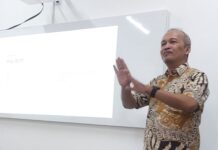 AI Hasilkan Karya Jurnalistik Bagus Jika dalam Kendali Wartawan Teduh Dirgahayu saat menyampaikan materi pada Workshop 'Pemanfaatan Artificial Intelligence (AI) dalam Proses Kerja Jurnalistik' di Ruang ITC FTI UII, Selasa (7/7/2026). (foto : heri purwata)