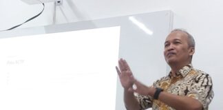 AI Hasilkan Karya Jurnalistik Bagus Jika dalam Kendali Wartawan Teduh Dirgahayu saat menyampaikan materi pada Workshop 'Pemanfaatan Artificial Intelligence (AI) dalam Proses Kerja Jurnalistik' di Ruang ITC FTI UII, Selasa (7/7/2026). (foto : heri purwata)
