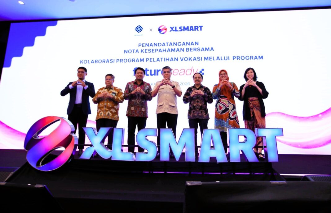 XLSMART FUTURE READY 1,2 (Ki-ka) : HR Director PT ZTE Indonesia, Yanto; Prof. Sukro Wahab, M.Si, Staf Khusus Menteri Ketenagakerjaan; Direktur & Chief People Officer XLSMART, Jeremiah Ratadhi; Menteri Ketenagakerjaan RI, Prof. Yassierli, Ph.D; Direktur & Chief Regulatory Officer XLSMART, Merza Fachys; Sekretaris Direktorat Jenderal Binalavotas, Memey Meirita Handayani; dan Head of Education Eka Tjipta Foundation, Evelyn Widjaja dalam acara penandatanganan nota kesepahaman antara Kementeriam Ketenagakerjaan RI dengan XLSMART menghadirkan ekosistem karier end-to-end yang menghubungkan pembelajaran, sertifikasi, dan akses kerja bagi talenta digital Indonesia di Kantor XLSMART Tower, Jakarta Selatan. Kamis (2/7).