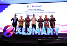XLSMART Luncurkan Future Ready, Program Pengembangan Talenta Digital yang Hubungkan Pelatihan hingga Peluang Kerja XLSMART FUTURE READY 1,2 (Ki-ka) : HR Director PT ZTE Indonesia, Yanto; Prof. Sukro Wahab, M.Si, Staf Khusus Menteri Ketenagakerjaan; Direktur & Chief People Officer XLSMART, Jeremiah Ratadhi; Menteri Ketenagakerjaan RI, Prof. Yassierli, Ph.D; Direktur & Chief Regulatory Officer XLSMART, Merza Fachys; Sekretaris Direktorat Jenderal Binalavotas, Memey Meirita Handayani; dan Head of Education Eka Tjipta Foundation, Evelyn Widjaja dalam acara penandatanganan nota kesepahaman antara Kementeriam Ketenagakerjaan RI dengan XLSMART menghadirkan ekosistem karier end-to-end yang menghubungkan pembelajaran, sertifikasi, dan akses kerja bagi talenta digital Indonesia di Kantor XLSMART Tower, Jakarta Selatan. Kamis (2/7).