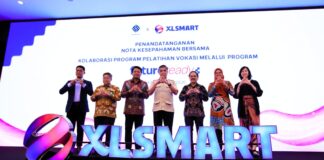 XLSMART Luncurkan Future Ready, Program Pengembangan Talenta Digital yang Hubungkan Pelatihan hingga Peluang Kerja XLSMART FUTURE READY 1,2 (Ki-ka) : HR Director PT ZTE Indonesia, Yanto; Prof. Sukro Wahab, M.Si, Staf Khusus Menteri Ketenagakerjaan; Direktur & Chief People Officer XLSMART, Jeremiah Ratadhi; Menteri Ketenagakerjaan RI, Prof. Yassierli, Ph.D; Direktur & Chief Regulatory Officer XLSMART, Merza Fachys; Sekretaris Direktorat Jenderal Binalavotas, Memey Meirita Handayani; dan Head of Education Eka Tjipta Foundation, Evelyn Widjaja dalam acara penandatanganan nota kesepahaman antara Kementeriam Ketenagakerjaan RI dengan XLSMART menghadirkan ekosistem karier end-to-end yang menghubungkan pembelajaran, sertifikasi, dan akses kerja bagi talenta digital Indonesia di Kantor XLSMART Tower, Jakarta Selatan. Kamis (2/7).