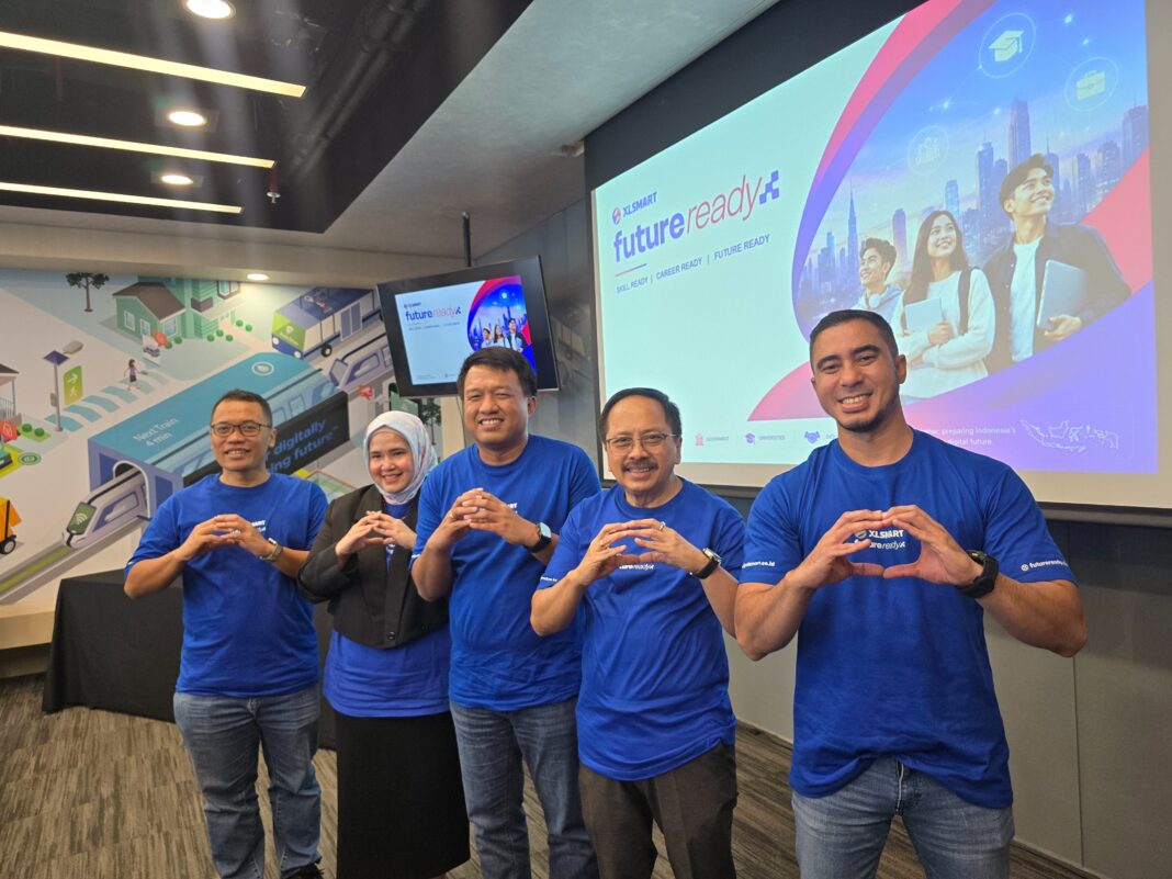 (ki-ka) : Head of Corporate CSR & Channel Strategy XLSMAR, Dani Miftahul Akhyar; Corporare CSR & Channel Strategy XLSMART, Adelia Theresa Panjaitan; Direktur & Chief People Officer XLSMART, Jeremiah Ratadhi; Direktur & Chief Reguatrory Officer XLSMART, Merza Fachys; dan Group Head Corporate Communications & Sustainability XLSMART, Reza Mirza, dalam sesi foto peluncuran Female Future Leader 2026 batch 2.