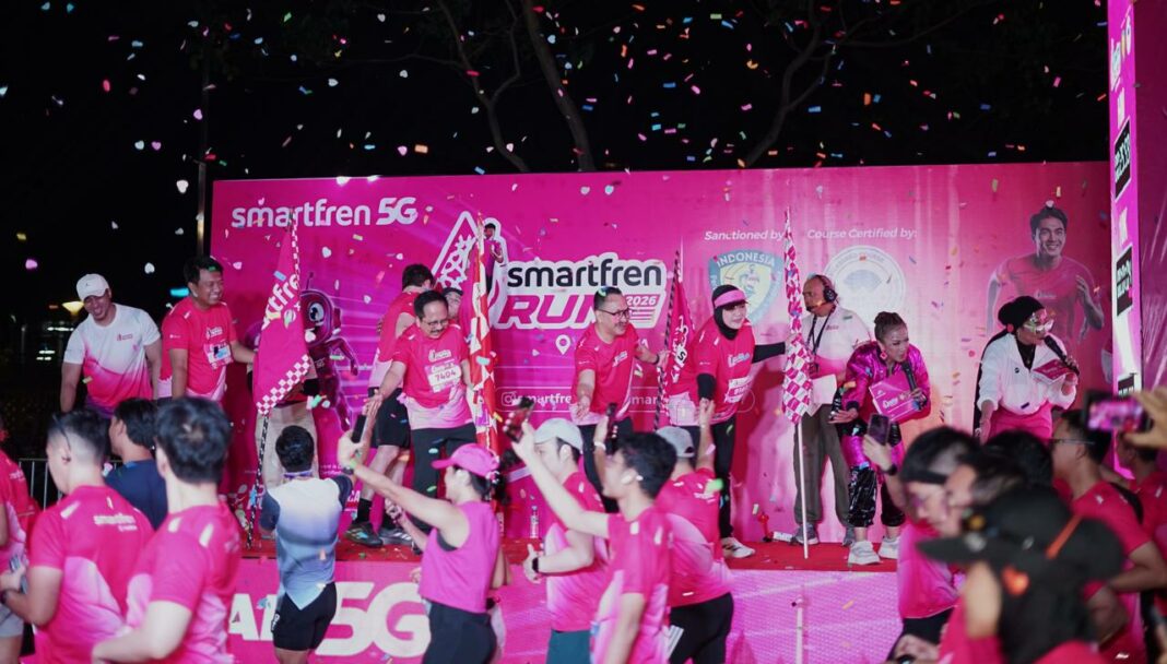 Direktur & Chief People Officer XLSMART, Jeremiah Ratadhi (kedua dari kiri); Direktur & Chief Regulatory Officer XLSMART, Merza Fachys (ketiga dari kiri) bersama jajaran Manajemen XLSMART melepas sebanyak 7.500 pelari pada ajang SMARTFREN RUN 2026 di Plaza Parkir Timur Gelora Bung Karno (GBK), Jakarta, Minggu (5/7).