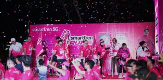 SMARTFREN RUN 2026 Diikuti 7.500 Pelari, XLSMART Perkuat Kedekatan dengan Pelanggan Lewat Gaya Hidup Sehat Direktur & Chief People Officer XLSMART, Jeremiah Ratadhi (kedua dari kiri); Direktur & Chief Regulatory Officer XLSMART, Merza Fachys (ketiga dari kiri) bersama jajaran Manajemen XLSMART melepas sebanyak 7.500 pelari pada ajang SMARTFREN RUN 2026 di Plaza Parkir Timur Gelora Bung Karno (GBK), Jakarta, Minggu (5/7).