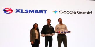 XLSMART Gandeng Google, Pelanggan XL, AXIS, dan SMARTFREN Nikmati Google Gemini Plus Gratis 6 Bulan (Ki-ka) Gemini lead APAC, Charu Joshi ,Chief Marketing Officer XLSMART, Alfons Bosch Sansa bersama dengan Director Gemini Strategy, David Rokeach dalam acara press conference kolaborasi antara XLSMART dengan Google di Jakarta, Selasa (21/7).