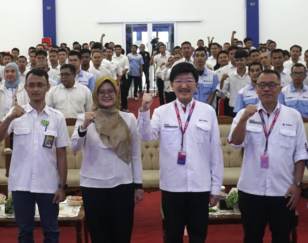 XLSMART FUTURE READY BEKASI : Employee Relations & REGA XLSMART, Marco Sumampouw (ketiga dari kiri) bersama Sekretaris Direktorat Jenderal Binalavotas Kementerian Ketenagakerjaan RI, Memey Meirita Handayani (keempat dari kiri) dalam sesi foto XLSMART Future Ready & Career Day @ BBPVP Bekasi, di Aula Garuda BBPVP Bekasi, Rabu (29/7).