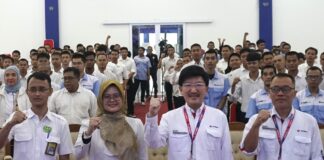 XLSMART dan BBPVP Bekasi Siapkan 300 Talenta Muda Hadapi Dunia Kerja Digital Lewat Future Ready XLSMART FUTURE READY BEKASI : Employee Relations & REGA XLSMART, Marco Sumampouw (ketiga dari kiri) bersama Sekretaris Direktorat Jenderal Binalavotas Kementerian Ketenagakerjaan RI, Memey Meirita Handayani (keempat dari kiri) dalam sesi foto XLSMART Future Ready & Career Day @ BBPVP Bekasi, di Aula Garuda BBPVP Bekasi, Rabu (29/7).