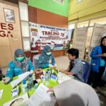 Mahasiswa KKN Kelompok 1 Universitas Serasan Dampingi Tracing TB di Desa Lingga