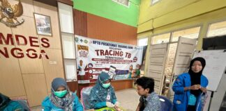 Mahasiswa KKN Kelompok 1 Universitas Serasan Dampingi Tracing TB di Desa Lingga