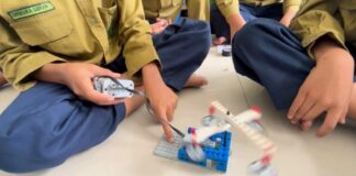 Mahasiswa PLP PGSD UMS Dampingi Siswa Belajar Robotik