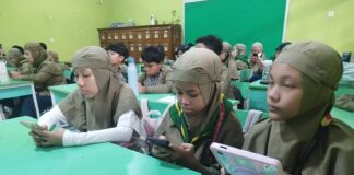 Murid SD Muhammadiyah 1 Solo Belajar Jurnalistik via Smartphone