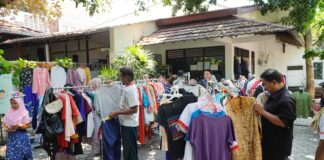Dapat Baju untuk Anak, Warga Rasakan Hangatnya Solidaritas