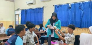 Mahasiswa PLP UMS Ajarkan Difusi-Osmosis Lewat Praktikum Sederhana