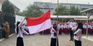 Mahasiswa PPL PPG UMS Jadi Petugas Upacara HUT RI di SD Muhammadiyah 24 Gajahan