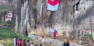 MALIMPA UMS Kibarkan Merah Putih di Tebing Watu Gribik