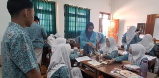 Mahasiswa PLP UMS Ajarkan Osmosis dengan Umbi Kentang