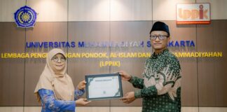 Dosen UMS Wakaf Tafsir Al Misykat untuk Umat