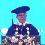 Lulusan UAD Wajib Manfaatkan AI untuk Tingkatkan Produktivitas Rektor UAD, Prof Muchlas saat menyampaikan sambutan pada Wisuda Periode IV di JEC Yogyakarta, Sabtu (1/8/2026). (foto : screehshot/youtube/heri purwata)