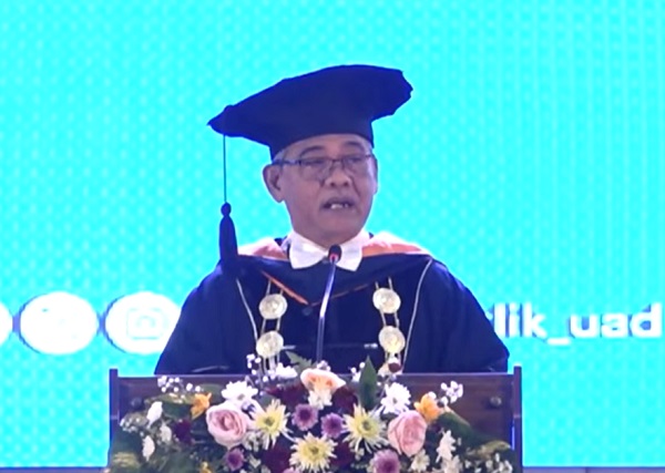 Rektor UAD, Prof Muchlas saat menyampaikan sambutan pada Wisuda Periode IV di JEC Yogyakarta, Sabtu (1/8/2026). (foto : screehshot/youtube/heri purwata)
