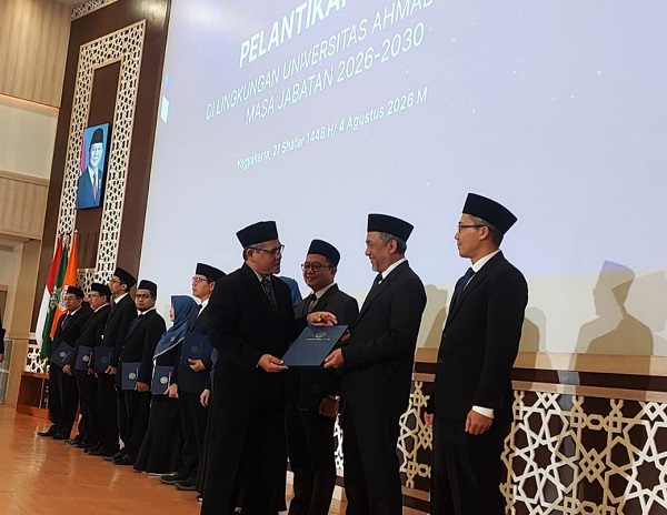 Rektor UAD, Prof Muchlas saat melantik 11 Dekan Periode 2026-2030 di Kampus 4 Yogyakarta, Selasa (4/8/2026). (foto : heri purwata)