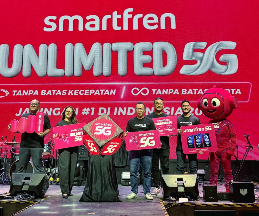 (ki-ka) : Regional Technical Head Central Java, Matra Ardianus, Brand Marketing SMARTFREN XLSMART, Edtine Pamilien Gensana, Group Head Marketing Segment SMARTFREN XLSMART, Astiyanto Tri Muktiwibowo, Regional Group Head XLSMART Area Central Java, Joseph M. Gultom, dan Group Head Corporate Communications & Sustainibility XLSMART, Reza Z. Mirza melakukan seremoni peluncuran 5G SMARTFREN di Semarang, Rabu (5/8).
