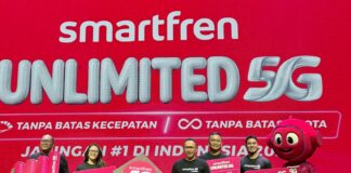 Smartfren Resmi Hadirkan Unlimited 5G di Semarang (ki-ka) : Regional Technical Head Central Java, Matra Ardianus, Brand Marketing SMARTFREN XLSMART, Edtine Pamilien Gensana, Group Head Marketing Segment SMARTFREN XLSMART, Astiyanto Tri Muktiwibowo, Regional Group Head XLSMART Area Central Java, Joseph M. Gultom, dan Group Head Corporate Communications & Sustainibility XLSMART, Reza Z. Mirza melakukan seremoni peluncuran 5G SMARTFREN di Semarang, Rabu (5/8).