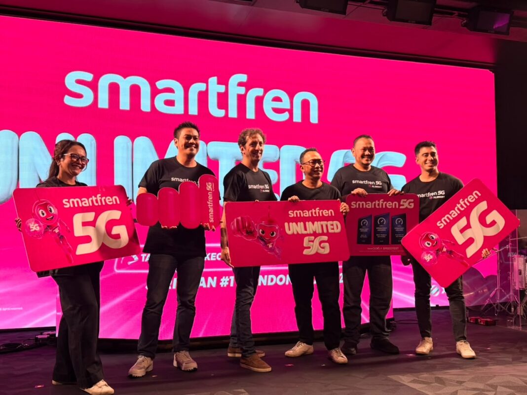 SF Denpasar (Ki-ka) : Brand Marketing SMARTFREN XLSMART, Edtine Pamilien Gensana; Regional Group Head XLSMART Area Bali Nusra, Donny Darmawan; Chief Marketing Officer XLSMART, Alfons Eric Bosch Sansa; Group Head Marketing Segment SMARTFREN XLSMART, Astiyanto Tri Muktiwibowo; Regional Technical Head XLSMART Area Bali Nusra, Mochamad Irwan Harahap dan Group Head Corporate Communications & Sustainability XLSMART, Reza Z. Mirza dalam acara Media Update 5G SMARTFREN Unlimited di Bali, Denpasar, Sabtu (15/8).