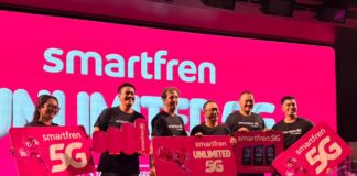 Adopsi 5G Meningkat di Bali, SMARTFREN Hadirkan Pengalaman Internet Unlimited SF Denpasar (Ki-ka) : Brand Marketing SMARTFREN XLSMART, Edtine Pamilien Gensana; Regional Group Head XLSMART Area Bali Nusra, Donny Darmawan; Chief Marketing Officer XLSMART, Alfons Eric Bosch Sansa; Group Head Marketing Segment SMARTFREN XLSMART, Astiyanto Tri Muktiwibowo; Regional Technical Head XLSMART Area Bali Nusra, Mochamad Irwan Harahap dan Group Head Corporate Communications & Sustainability XLSMART, Reza Z. Mirza dalam acara Media Update 5G SMARTFREN Unlimited di Bali, Denpasar, Sabtu (15/8).