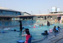 Tak Bawa Buku, Siswa SD Muhammadiyah 1 Solo Belajar di Kolam
