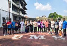 Rematch Sengit, Mujiono-Nur Hidayat Juara Tenis UMS SOLO, MENARA62.COM – Pertandingan penentuan Turnamen Tenis Internal Universitas Muhammadiyah Surakarta (UMS) ums.ac.id berlangsung dramatis. Sempat tertinggal 3-0 dan kemudian 7-6, pasangan Mujiono/Nur Hidayat bangkit untuk membalikkan keadaan dan merebut gelar juara ganda putra. Turnamen tenis internal UMS tersebut mempertemukan dosen, tenaga kependidikan (tendik), hingga pensiunan di lingkungan kampus. Kompetisi berlangsung dengan suasana kekeluargaan, tetapi persaingan di lapangan tetap berlangsung ketat. Ketua Pelaksana Turnamen Tenis Internal UMS Ahmad Darojat mengatakan seluruh rangkaian pertandingan berjalan lancar. “Kami sangat senang dan puas karena seluruh rangkaian acara berjalan lancar tanpa kendala berarti,” ujar Ahmad, Selasa (1/9/2026). Turnamen diikuti belasan pasangan ganda putra dan delapan pasangan ganda putri. Tahun ini menjadi catatan tersendiri karena untuk pertama kalinya UMS membuka nomor ganda putri. Pasangan Vera/Ambar mencatat sejarah sebagai juara perdana nomor tersebut setelah tampil dominan dan menang telak pada laga final, Senin (31/8/2026). Sempat Tertinggal 3-0 Drama justru terjadi di nomor ganda putra. Babak penyisihan membagi peserta ke dalam tiga grup. Para juara grup kemudian bertemu pada babak final dengan sistem round robin. Pada pertandingan pertama, pasangan Ma’arif (66)/Fathurahman (31) menghadapi Mujiono (62)/Nur Hidayat (36). Mujiono/Nur Hidayat tampil solid dan langsung mengamankan kemenangan dengan skor 8-3. Pertandingan berikutnya mempertemukan Ma’arif/Fathurahman dengan pasangan Fuadi (67)/Dediary (51), juara Grup C. Fuadi/Dediary mampu memanfaatkan momentum dan mengalahkan Ma’arif/Fathurahman dengan skor 8-5. Hasil tersebut membuat laga antara Mujiono/Nur Hidayat dan Fuadi/Dediary menjadi pertandingan penentu gelar juara. Pertandingan berlangsung menjelang tengah hari ketika stamina kedua pasangan mulai terkuras. Fuadi/Dediary mengawali laga dengan agresif. Mereka bahkan mampu unggul cepat 3-0. Mujiono/Nur Hidayat tak menyerah. Perlahan mereka mengejar hingga pertandingan berlangsung ketat. Fuadi/Dediary kembali berada di atas angin dengan keunggulan 7-6. Namun, kondisi fisik mulai menjadi faktor penentu. Dediary mengalami kelelahan dan sempat mengalami kram pada kaki kanan. Panitia yang telah mengantisipasi kemungkinan cedera langsung memberikan penanganan. Personel tambahan dari mahasiswa Pendidikan Jasmani diterjunkan untuk membantu perawatan. Balikkan Keadaan di Poin Kritis Situasi tersebut menjadi momentum bagi Mujiono/Nur Hidayat. Dengan sisa tenaga dan permainan yang lebih konsisten, mereka berhasil membalikkan kedudukan. Dari tertinggal 7-6, pasangan tersebut akhirnya menang tipis 8-7. Pertandingan berakhir menjelang pukul 13.00 WIB sekaligus memastikan Mujiono/Nur Hidayat sebagai juara ganda putra Turnamen Tenis Internal UMS. Selain menghadirkan persaingan, turnamen ini juga memperlihatkan kuatnya interaksi lintas generasi. Usia peserta yang terpaut jauh tidak mengurangi semangat mereka untuk bertanding dan menjaga kebugaran. Ahmad Darojat mengatakan turnamen tersebut memang tidak semata-mata ditujukan untuk mencari pemenang. “Menurut kami, turnamen ini bukan sekadar ajang kompetisi mencari pemenang, melainkan media efektif untuk mempererat tali silaturahmi dan kebersamaan antar lintas generasi di lingkungan UMS. Selamat kepada para pemenang!” ujarnya. Dengan dibukanya nomor ganda putri untuk pertama kalinya serta persaingan ketat di nomor ganda putra, Turnamen Tenis Internal UMS menjadi ruang olahraga sekaligus sarana memperkuat kebersamaan keluarga besar kampus. (*)