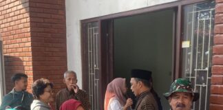 PPK Ormawa HMP PTI UMS Bantu Penyaluran Beras di Seboto