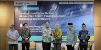 UMS Beri Keris 500 Tahun kepada Wakil Dubes RI di Malaysia