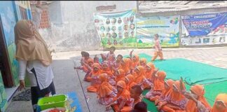Siswa TK Aisyiyah Mojolegi Seru-Seruan Bikin Salad Buah