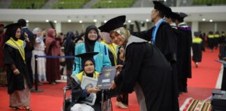 Usai Kecelakaan dan Kehilangan Ibu, Marcela Tetap Hadiri Wisuda UMS