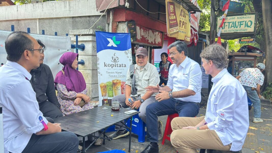 Hari Pelanggan_XLSMART 1 : Hari Pelanggan Nasional_Bandung: Dalam rangka Hari Pelanggan Nasional 2026, President Director & CEO XLSMART, Rajeev Sethi (kedua kanan); bersama dengan Direktur & Chief Commercial Officer XLSMART, David Arcelus Oses (kanan); dan Regional Group Head West Java XLSMART, Arif Farhan Budiyanto (kiri), berdialog langsung dengan pelanggan dalam rangkaian Hari Pelanggan 2026, di Kedai Kopitata, Bandung, Kamis (3/9).