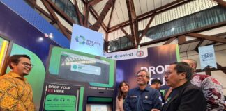 XLSMART dan REMIND Bawa Teknologi Kelola Sampah Elektronik ke Kampus ITB BYE BYE BOX_2 : Founder & CEO REMIND, Muhammad Dzikri Ahira Soefihara (batik kuning) bersama dengan Direktur & Chief Regulatory Officer XLSMART, Merza Fachys (kanan), Dekan Fakultas Teknik Pertambangan dan Perminyakan ITB, Prof. Dr.Eng. Ir. Syafrizal, S.T., M.T.(tengah), Head Sustainability XLSMART, Ratu Maulia Ommaya (kiri) dalam acara peluncuran Program E-Waste Reverse Vending Machine pertama di Indonesia “#ByeByeBox” di Aula Timur ITB Ganesha, Bandung. Senin (14/9).