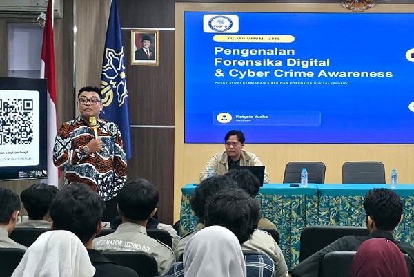 Fietyata Yudha saat menyampaikan Kuliah Umum di Fakultas Sains & Teknologi Universitas Islam Negeri (UIN) Salatiga, Jawa Tengah, Selasa (20/10/2026). (foto : istimewa)