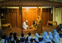 Siswa SD Muhammadiyah 14 Surakarta Belajar Tauhid dari Keris