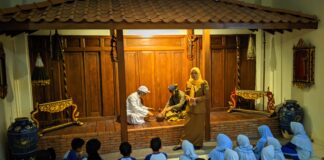 Siswa SD Muhammadiyah 14 Surakarta Belajar Tauhid dari Keris