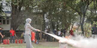 Cegah Kebakaran, UMS Latih Satgas K3L dan Satpam Gunakan APAR