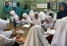 UMS Ajak Siswa MI Muhammadiyah Gedongan Pilah Sampah Sejak Dini