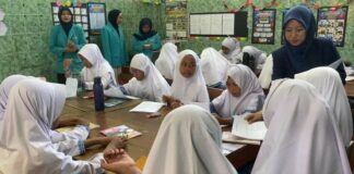 UMS Ajak Siswa MI Muhammadiyah Gedongan Pilah Sampah Sejak Dini