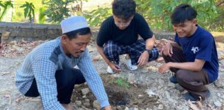 Mahasiswa HES UMS Ajak Warga Celep Sehat dan Hijaukan Masjid