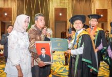 Wisuda Umri Penuh Haru, Ijazah Saddam Diserahkan kepada Orang Tua